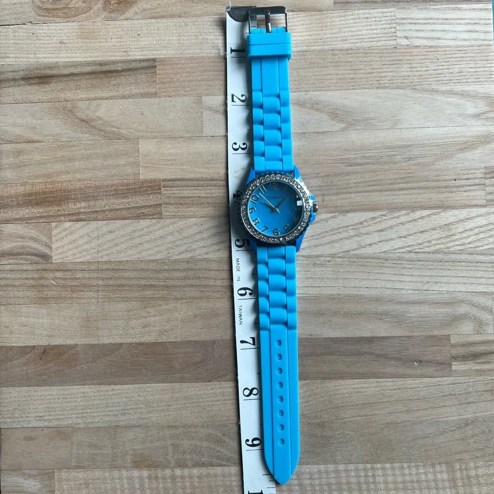 Geneva ladies blue dial silicone rhinestones sporty watch NEW BATTERY